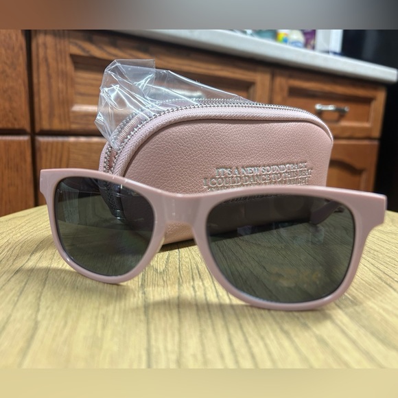 Official TS 1989 Sunglasses with carrying case - Picture 5 of 5